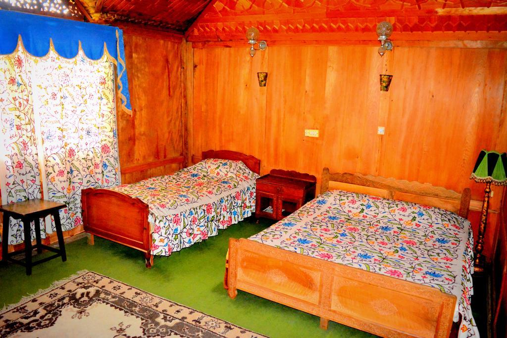 Kings Houseboats Hotel Srinagar  Bilik gambar